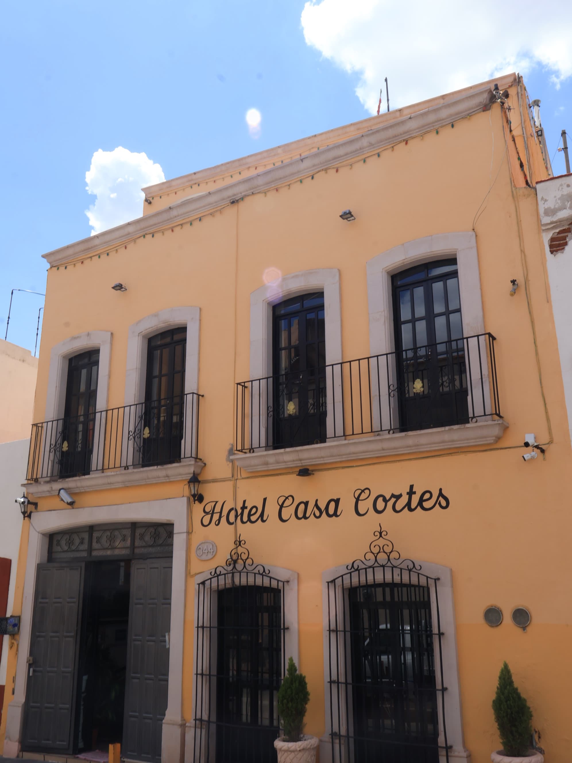 Fachada colonial de Hotel Casa Cortés en el Centro Histórico de Zacatecas